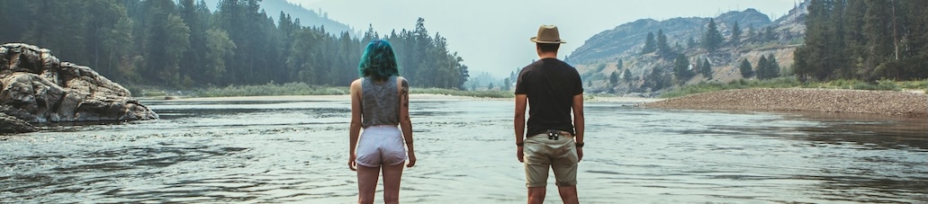 Paar im Wasser mit Blick auf Berge